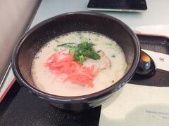 朝早かったので、ANAラウンジで腹ごしらえ。朝食でもやっぱり食べてしまう豚骨ラーメン。