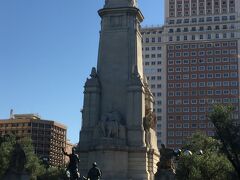 スペイン広場の景色。

実はマドリード、新婚旅行で34年前に来ています(^^;;  

昔の写真を見たらこのアングルはほぼ一緒でした。


石像の真ん中に座っているのは、セルバンテス。




