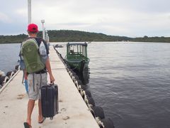 【アマゾン河をいく】

バスで向かった先は、波止場.....

ではなく....アマゾン河支流の【黒い河 Rio Negro】と呼ばれる河....のふち...