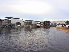 【アマゾン河をいく】

このボートは似つかわしくない、近代的なモーターボートが山の様に....