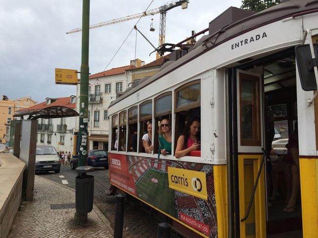 せっかくなのでポルトガル名物の市電にも乗ってみました。<br /><br />市電もぎゅうぎゅうの込み具合でした。<br />