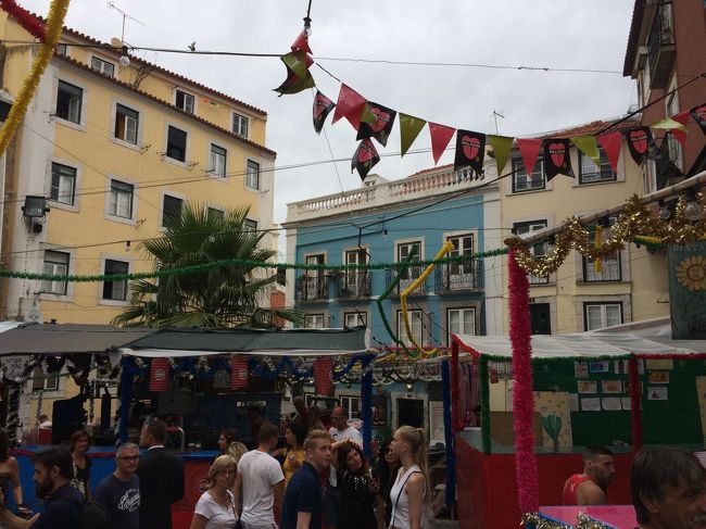 市電に乗って、古い街並みが残るアルファマ地区へ。<br /><br />お祭りをしていたのか、いつもこうなのかわかりませんが、たくさんの屋台が出ていました。