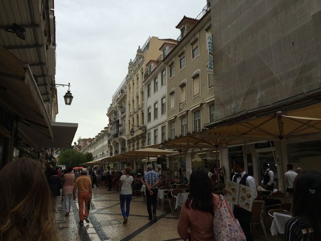 中心地の大通りは飲食店でいっぱい。