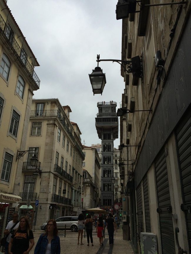 リスボンの街並みを眺めたい！でももう展望台まで歩くのはムリということでサンタジュスタのエレベーターに乗りにいくことにしました。<br /><br />サンタジュスタのエレベーターは頂上が展望台になっているのですが、街中に鉄塔が表れた感があり不思議な感じです。