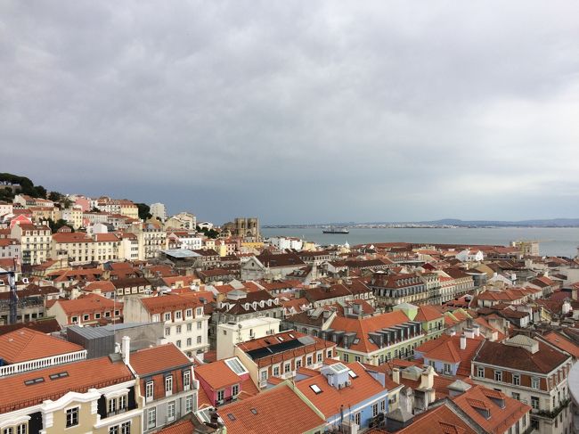 上からの景色はこんな感じ。<br />リスボンの街は屋根がオレンジに統一されていて可愛らしい。