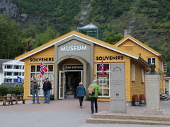 昼食後の時間に鉄道博物館を見学しました。
