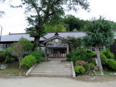 旧上岡小学校は明治時代に建てられた木造校舎で、古き良き時代の懐かしい雰囲気が今も大切に守られています。