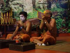 まずは化粧をするところから見せてくれます。

