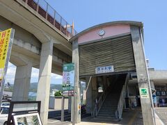 奈半利駅は高架駅。この階段を上っていく。