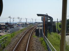 次の球場前駅で停車。
さっき甲浦から乗ってきたバスの終点、高知東部交通の安芸営業所がこのすぐ海側にある。

その安芸営業所はかつての土佐電気鉄道の安芸駅。現在の路面電車の路線を介して、ここまで電車が走っていた。