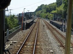 穴内駅。
快速のこの列車は通過。