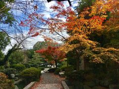 お宿は山楽というホテル。
白鳥路沿いにあります。

荷物を預け、まずは腹ごしらえ。
金沢市の台所、近江町市場へ。
海鮮丼のお店が多く、新鮮な魚介がリーズナブルなお値段でいただけます。
早朝から開いているお店もありました。

金沢に住む友人から、お昼時の近江町市場は大変混むため、ランチは１１時頃がベスト！！と聞いていましたので、お目当てのじもの亭(１１時オープン）へオープン前に向かいました。

オープン間近になるとあっという間に人だかりが。
私たちはオープンと同時に入店できましたので、待ち時間なし♪