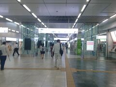 土曜朝7時の博多駅。
早朝なのに人が多いです。