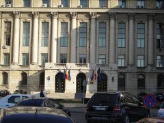 一度ホテルへ戻り、ひとっ風呂。
その後、ヒルトンも面する革命広場へ。
1989年12月21日、チャウシェスク大統領がバルコニーで最後の演説をした旧共産党本部。