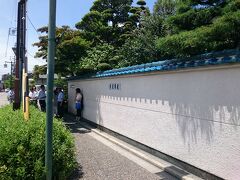 熱田神宮からほど近いところにある有名なひつまぶしのお店
「あつた蓬菜軒」

まず予約のチケットをもらって再度訪れます。
１１時１５分に予約の名前を入れて、再訪が１２時。

４５分もあるのでもういちど熱田神宮へ。