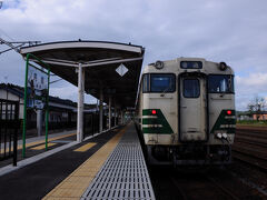 車は快適に走り、男鹿駅には予定より20分以上も早く着いてしまった。
しばらく待合室で待っていると、男鹿線の列車がやってきた。