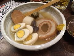 十分にライトアップを楽しんだ後は、お夕飯へ。
金沢おでんを食べたいという夫の希望で、金沢駅近くの「居ろは」というお店までタクシーで。
おでんは好きな具をチョイスできます。
あっさりめの優しいお味です。