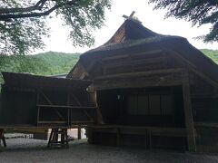 これが檜枝岐の舞台。

檜枝岐の歌舞伎は元来鎮守神の祭礼に歌舞伎を奉納するという形で上演され、村民もこれを楽しむというものでした。
そのため、建物は神社に向かって建てられ、拝殿のような形態をとっています。

今でも年に３回ほど、歌舞伎が上映されています。