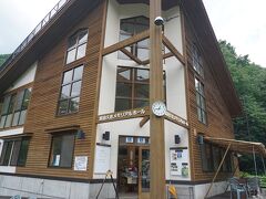 こちらが、カフェ兼武田久吉メモリアルホールです。

１階がカフェ、２階がメモリアルホールになっています。
