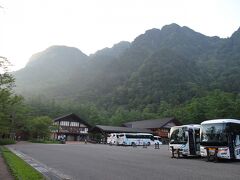 夜行バスで5:07頃に上高地に到着。
前日夕方の時点では満席でしたが、20時頃に空席が出ました。