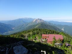 上高地から2時間弱で西穂山荘に到着。
新穂高ロープウェイを使えば楽々ですが、この日は始発が8時半なので（次週以降の夏山シーズンは早まる模様）、早く登るために上高地から登りました。

西穂山荘から少し登ると、山荘の向こうに焼岳と乗鞍岳♪