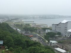 朝目覚めると雨は上がっています。