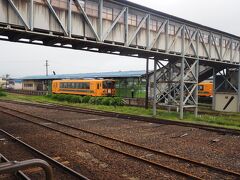 五所川原駅です。津軽鉄道の走れメロス号が見えます。