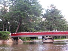 廻旋橋　

橋の台の部分が　大きな歯車に　
なってますね