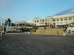 クタのビーチに面している Discovery Mall（a big shopping center）．