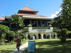 ４日目，ちょっとした用事があり宿泊ホテル近くの Dynasty Hotel（中国系）へ．

こちらの方が高級ホテル．食事をしました（写真なし）．
