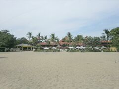 ビーチに面している Kuta Holiday Inn. なかなか良い感じ．

クタは大ビーチリゾートですが，私はやはりウブドのガムランと舞踊の方がよかったです．

翌５日目はタクシーで空港に行き，シンガポール航空でシンガポール経由で帰国しました．

