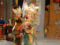 王と姫の物語の中心のレゴン(Legong)ダンス．

動いているので写真はうまく撮れてないですが，美人です．

