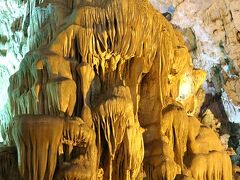 ティエンクン洞窟①
　9年ぶりのティエンクン洞窟。以前と比べて観光客が増えた気がします。洞窟の中は多少涼しい気がしましたが、人の数が多いのか湿気はそれほど変わらない気がします。