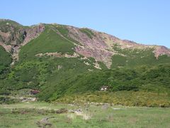 法華院温泉山荘方面、左の山は中岳（1791ｍ）で麓の赤瓦の２階建の建物が法華院温泉山荘です。
山の斜面にはピンク色のミヤマキリシマが点々と咲いています。ミヤマの花付きがいい時はこの斜面にも花が咲いているので今年はかなり期待が持てます。

