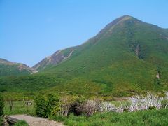 川に架かる橋を渡ると坊がつるですが、写真は坊がつるから硫黄山方面を写したものです。
