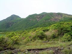 登山道の右に連なる山は三俣山南峰の山裾です。