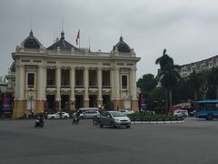 市内観光は明日のオプショナルツアーでじっくり楽しむ予定ですが、時間が中途半端に余っているので、ホテル周辺をプラプラしてみることにしました。
ホテルを出るとすぐに立派なオペラ座。
まずは、ベトナム名物？道路横断にドキドキ！