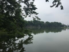 ５分ほど歩くとホアンキエム湖。ハノイ市民の憩いの場のようです。