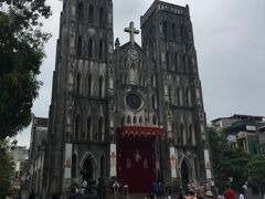 ハノイ大教会では日曜日のミサが行われていました。ベトナムは人口の８割が仏教でキリスト教者はそれほど多くないはすですが、今日は初聖体ミサの日だったようで、白いドレスを着た女の子も沢山。
