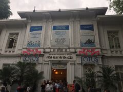 ハノイ大教会のまわりには、おしゃれ雑貨屋さんが何軒かあるので、お土産を探しながらプラプラしているうちに偶然ロータス人形劇場の前を通りがかりました。水上人形劇は、ガイドブックによるとタンロン水上人形劇場がメジャーのようですが、確認したところ、ちょうど5時から上演とのこと。興味があったので突然入ってみることに。入場料は500円ぐらいだったかな。