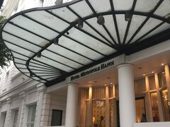 ダナンから定刻通りノイバイ空港に到着。ホテルまでは送迎車をホテルにリクエスト。今回の旅はダナンもハノイもここにはお金を掛けました（笑）空港から40分ぐらい掛かるので、ぼったくりを気にしてずーっとメーターを見つめているより安心快適な方が良いかなと考えた次第。
黒いBMW、車内のミネラルウオーターのペットボトルはホテルオリジナルの黒ラベル、運転手さんの制服も黒。ひたすらスマイルのダナンのスタッフよりスタイリッシュでクール（？）な感じ。車内からホテルに連絡がいき、到着と同時にバトラーにお出迎え頂きました。何だか今回も大袈裟で恐縮です。