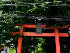 7月8日（土曜日）

神楽坂はJR飯田橋駅からでもメトロ神楽坂駅などからでもアクセスが容易だが、私は神楽坂駅から坂道を下りることにする。何せ暑いんで体力温存のためにもね（笑）

まずやって来たのは赤城神社。
