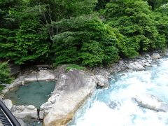 湯はかなりぬるめ（所々温かい）。底は砂。
混浴ですが利用者は男性のみ。
橋の上から丸見えです。