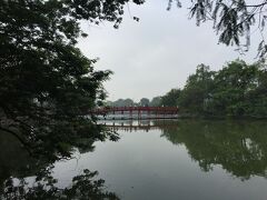 ガイドさんにピックアップされ、いざ、市内観光へ。
総勢5名の参加者です。まずは、ホアンキエム湖へ。