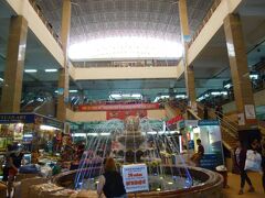 午後はドンスアン市場へ。ここは、卸売がメイン。ベトナム全土から買付けに人が集まります。と、いう事で、雰囲気は味わえますが、何かを買うわけでもなく、どうしたら良いかわからず。またもや、ガイドさんに放置されそうになり、いやいやいや、案内ぐらいして下さいとお願いするハメに…