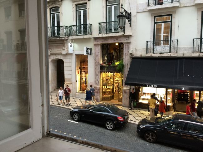 ホテル近くのレストランで夕食。<br /><br />テラスからは外の景色も眺められました。<br /><br />この日は疲れていたので、街歩きも早めに切り上げて休みました。<br />