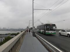 路線バスに乗って長江対岸の晴川公園に向かったのだが、第一長江大橋を渡っているときに歩行者や自転車が通っているのが見えた。この橋は歩いて渡れるようなのでゆっくり歩いて渡ろうと思いバス停で降りて歩いて戻ることにした。