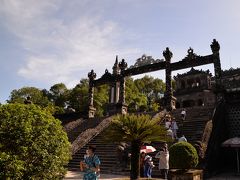 古都フエ観光
最初に訪れたのはカイディン帝廟、フエ市内から約10km離れています。

第12代皇帝カイディン帝（在位1916～25）の陵墓
カイディン帝陵はフランスから輸入した高価な鉄筋コンクリート製です。
