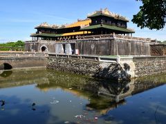 1993年にベトナム初の世界文化遺産に登録された阮朝の王宮・帝陵や寺院などの建築物群。この午門を通り抜けたら王宮です。