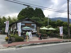 箱根神社でお参りした後は、ホテルのある仙石原へ。

途中、よもぎ屋で一休み。

ワンコ連れはテラス席で。
テラス席、結構ありました。